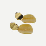 Blush Beige chique oorbellen met gouden top en glanzende beige marmerlook