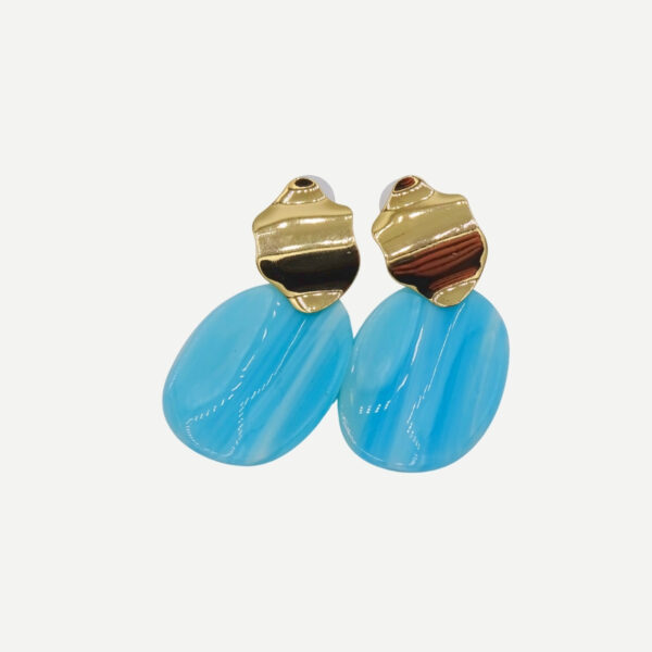 Blush Blue luxe oorbellen met goudkleurig design en ovale blauwe hanger