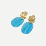 Blush Blue stijlvolle oorbellen met marmerlook blauwe steen en gouden detail