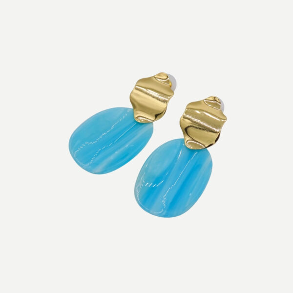 Blush Blue stijlvolle oorbellen met marmerlook blauwe steen en gouden detail