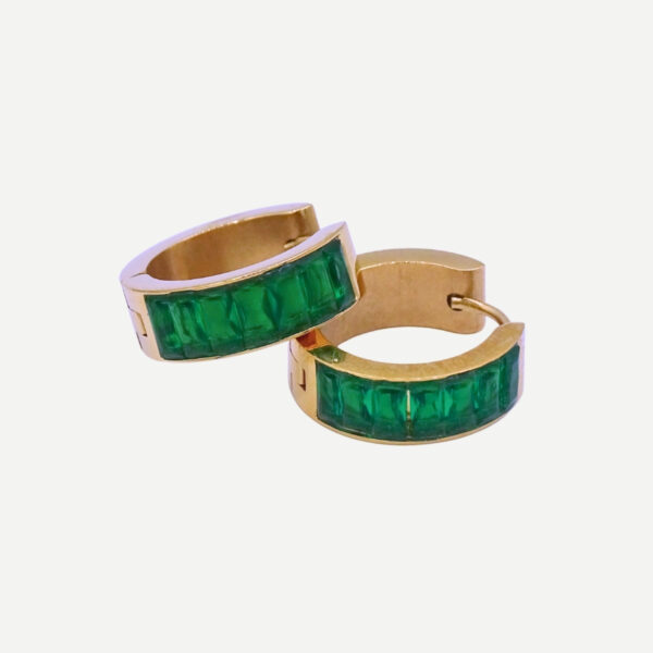 Flora Green chique gouden oorbellen met rij sprankelende groene kristallen