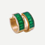 Flora Green luxe goudkleurige oorbellen met glanzende groene accenten