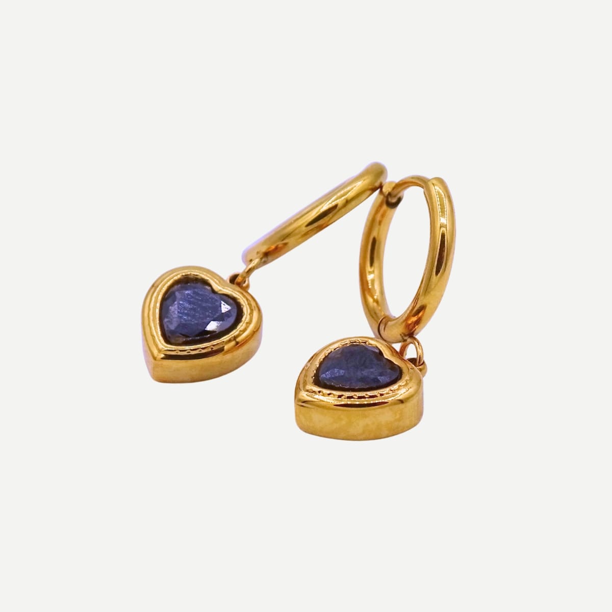 Midnight Heart Gouden oorbellen met zwart hartvormige steen Stainless Steel